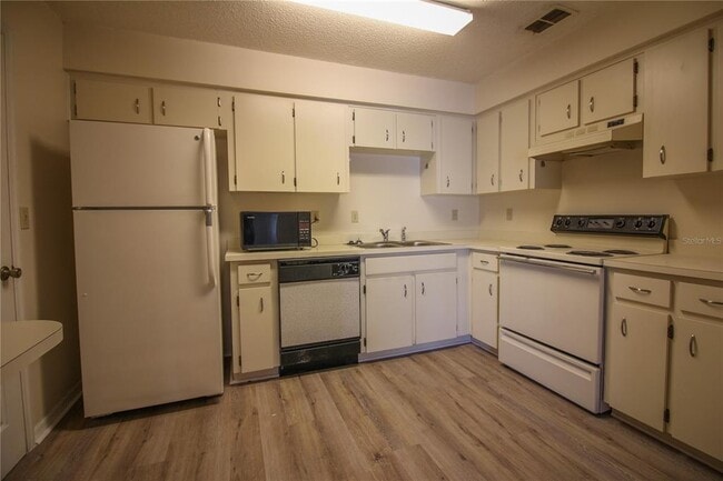 Building Photo - 1230 Dosseywood Ln