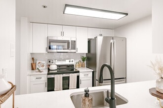 1BR, 1 BA - 768SF - Kitchen - North X Northwest Apartments
