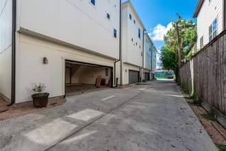 Building Photo - 905 W 22nd St