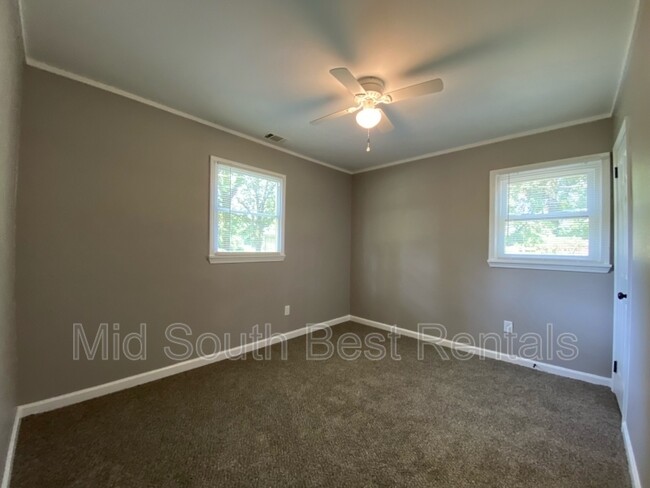 Building Photo - 1016 Restbrook Ave