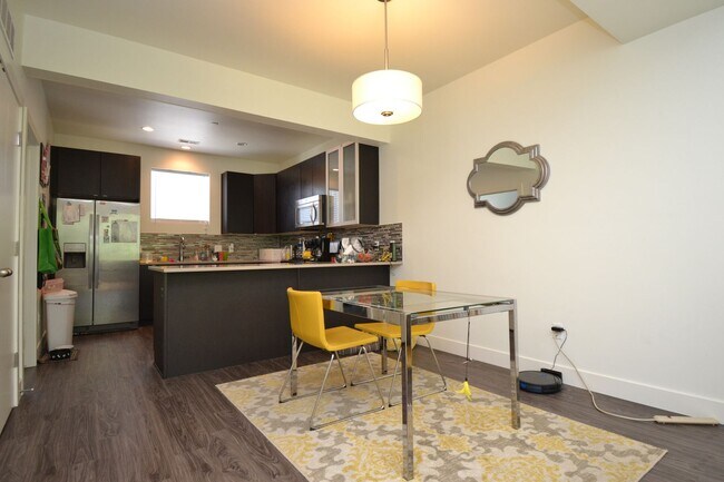 Building Photo - Modern 3 Bedroom 3 Full Bathroom Townhome in Midvale!!!