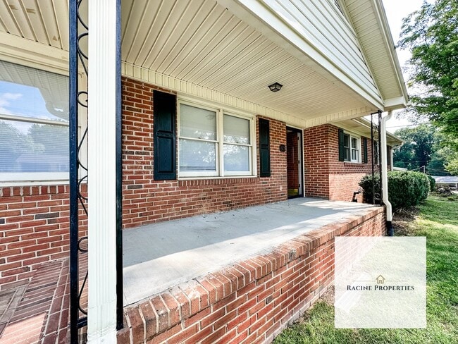 Building Photo - Beautiful Brick Ranch in Taylors, SC