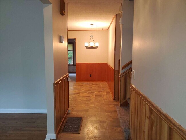 Foto del edificio - "Spacious 5-Bedroom Retreat with 3 Full Baths in Huntsville – Your Perfect Family Home Awaits!"