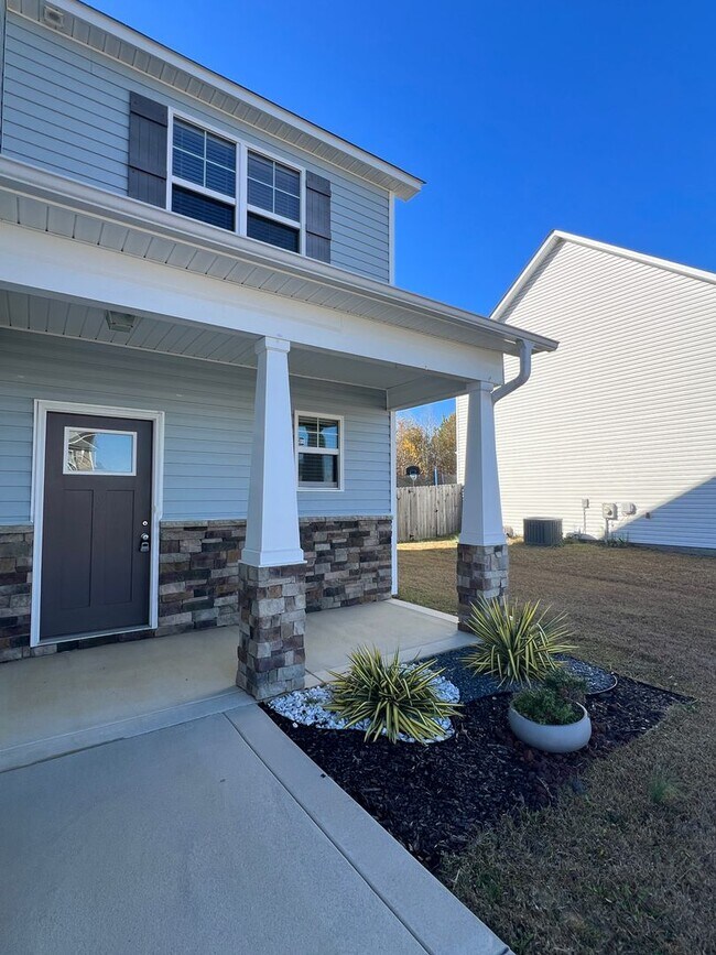 Foto del edificio - Beautiful 4 Bed 2.5 Bath Raeford Home with Fenced Yard