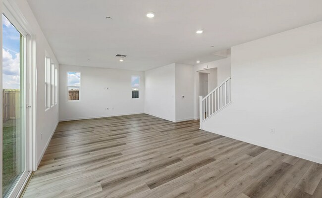 Foto del edificio - 4 Bed 3 Bath 2 Story 2 Car