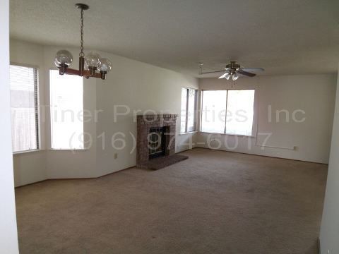 Foto del edificio - Spacious Two Story Home in Charming Neighb...