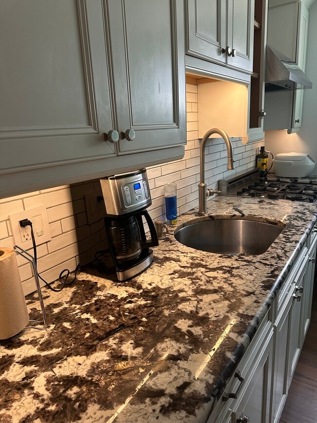 Building Photo - 281 Park View Ave