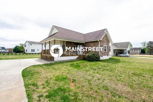 Building Photo - 3 Bedroom Pet-Friendly Home in Winston-Salem, NC with Main Street Renewal