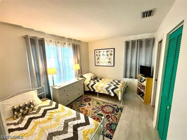 Foto del edificio - 489 Tallwood St