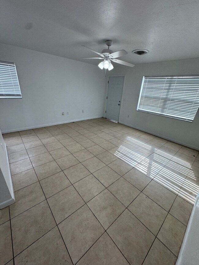 Foto del edificio - 1713 NE 70th St