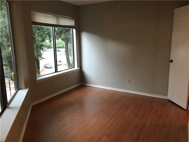 Foto del edificio - Excellent condo in Walnut with open floor ...