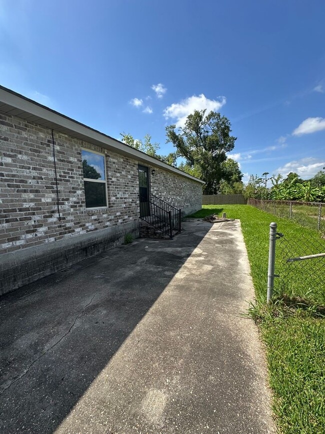 Building Photo - 1406 Memory Ln