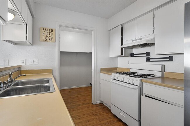 Foto del edificio - 5501 Spring Meadow Rd
