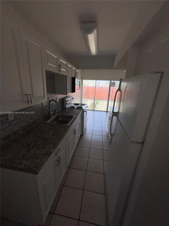 Foto del edificio - 9370 W Flagler St
