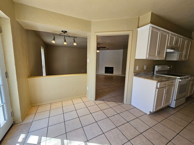 Foto del edificio - (3) Bed/(2) Bath Pets Negotiable Avail NOW!