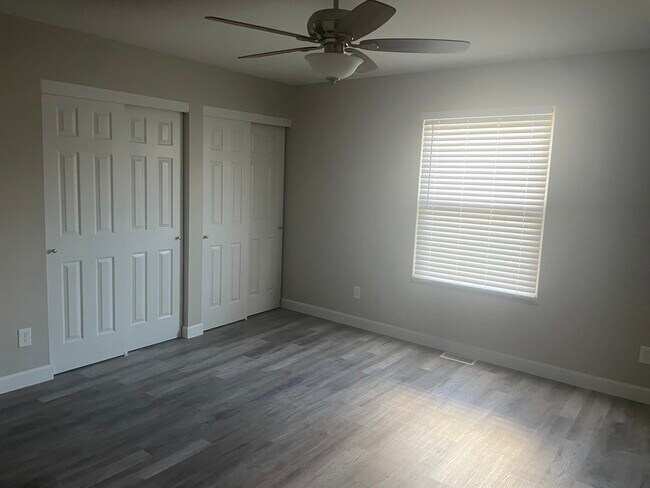 Dormitorio principal con baño adjunto - 1495 Brittany Cv