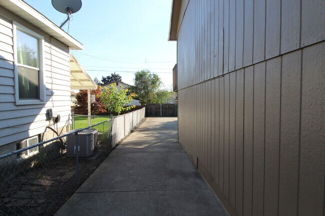 Building Photo - 828 E Gordon Ave