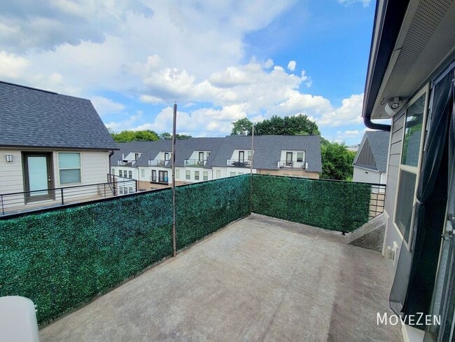 Building Photo - 15041 New Amsterdam Ln