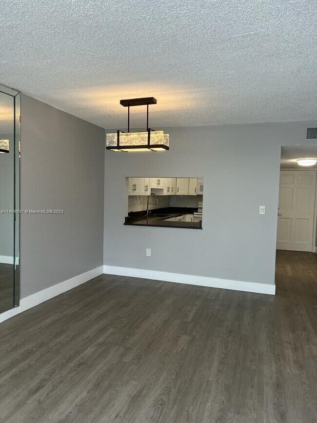 Foto del edificio - 10000 NW 80th Ct