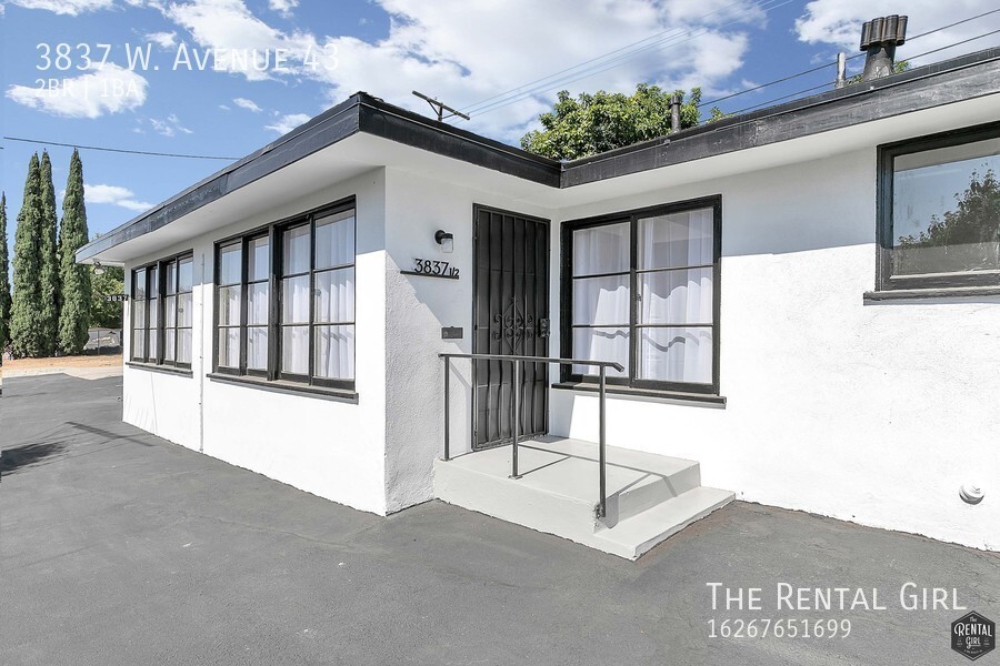 Foto principal - Updated & Fresh 2 Bedroom Duplex |Prime NE...