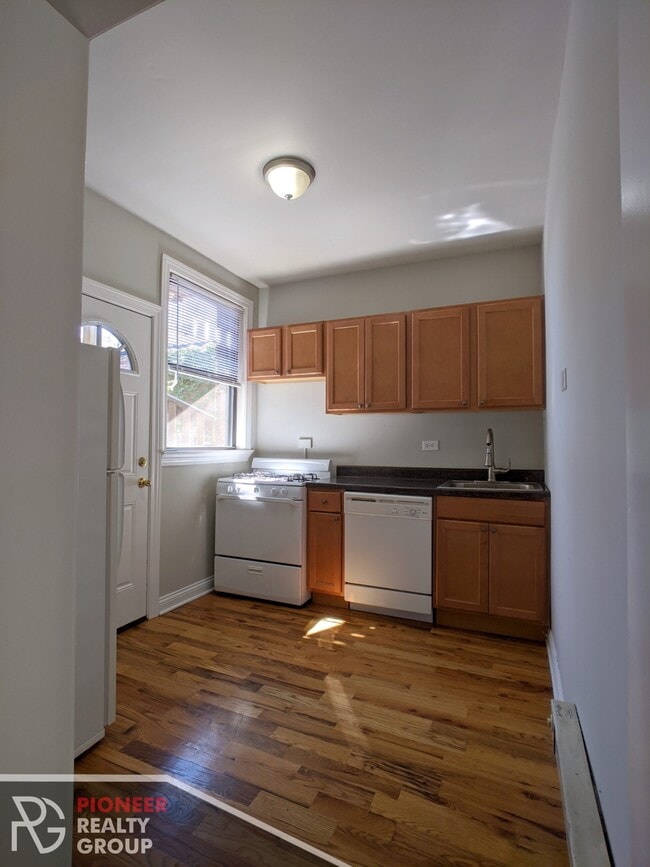 Foto del edificio - 3721 N Pine Grove Ave