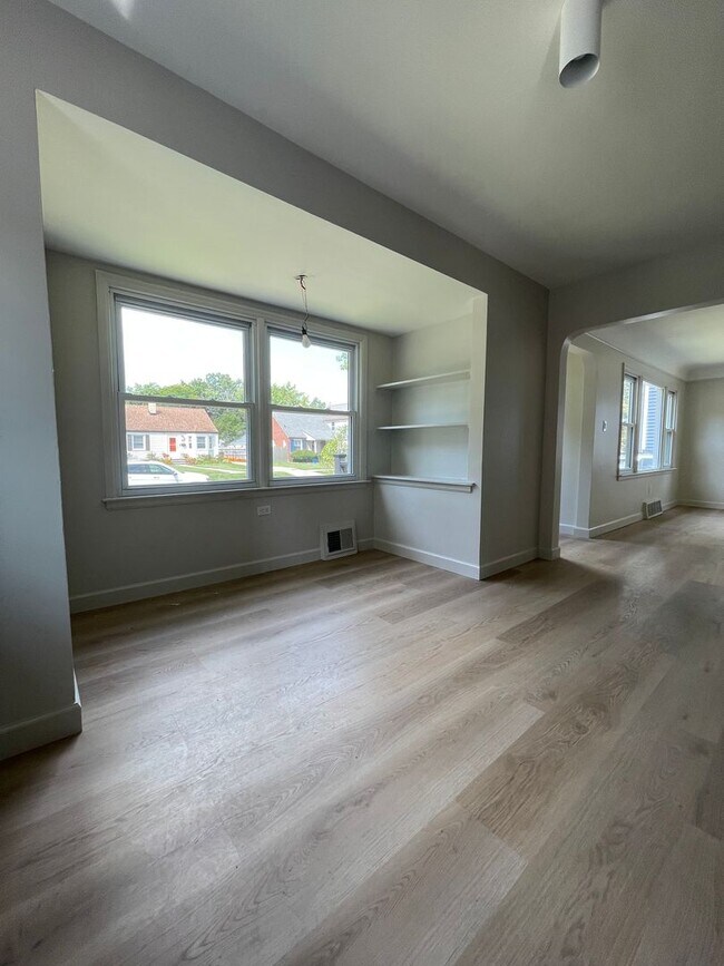 Foto del edificio - 3 BED 2 BATH BUNGALOW STYLE HOME IN BERKLEY ------ BACON AVE.