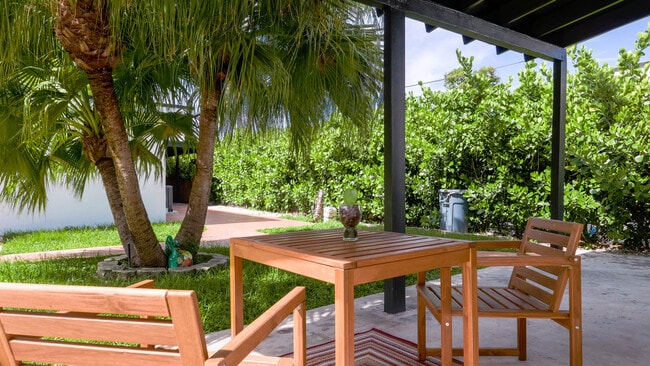 Patio interior - 2945 SW 25th St