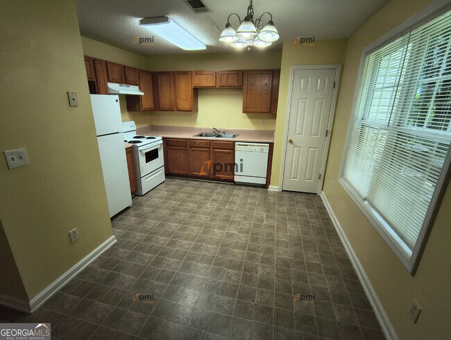Foto del edificio - 8370 Hollis St