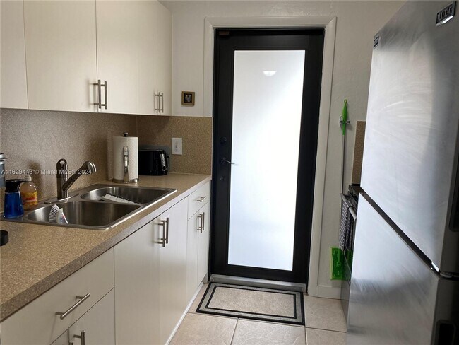 Foto del edificio - 685 SW 113th Ave