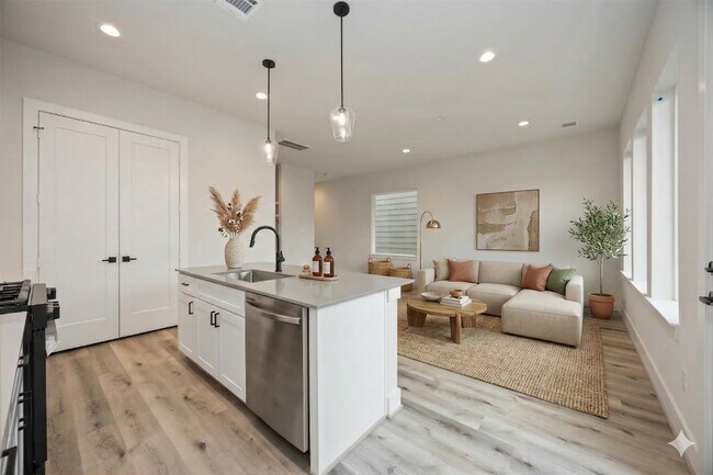 Building Photo - 6107 Campos Dr