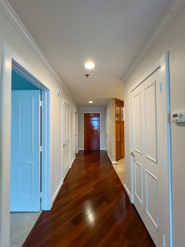 Foto del edificio - Elegant 2 Bedroom/2.5 Bathroom Apartment with Den, 2 Parking Spaces, and Storage Unit in Canton, ...