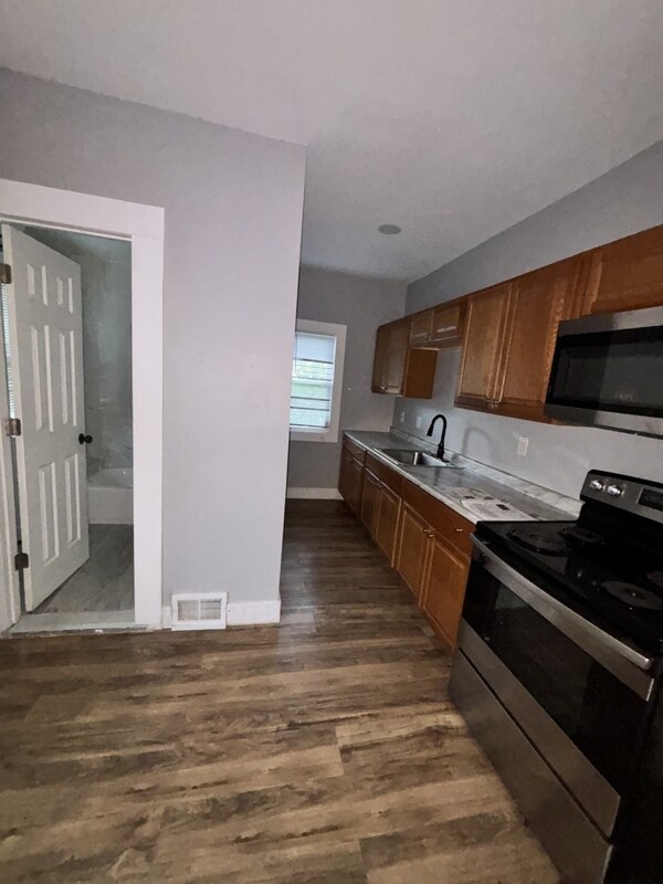 Building Photo - 10103 Lamontier Ave
