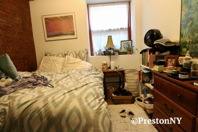 Foto del edificio - 296 W 11th St