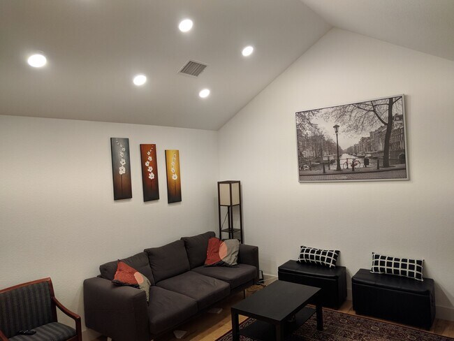 Building Photo - 1309 E 52nd St