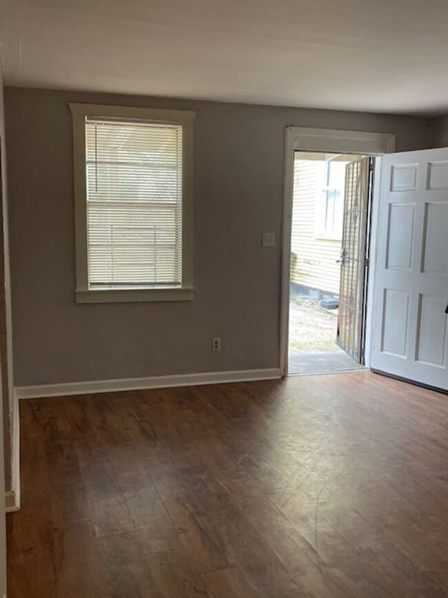 Foto del edificio - Updated Downstairs 2 Bedroom and 1 Bathroom Carriage House