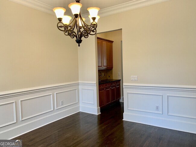 Building Photo - 5460 Glenridge Dr