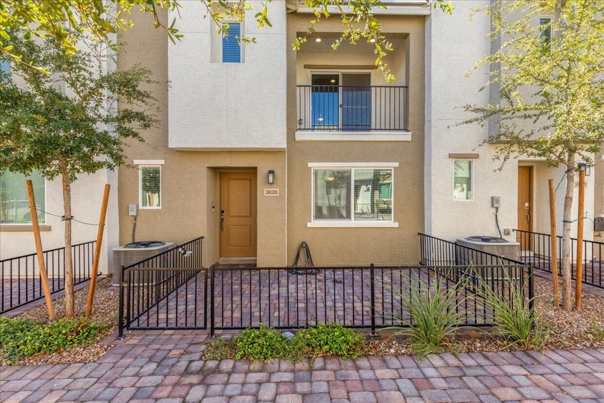 Primary Photo - Spacious 3 Bd, 2Bath Open Concept Townhous...