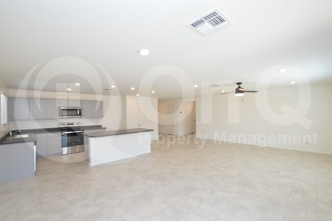 Foto del edificio - 1523 E Desert Breeze Dr