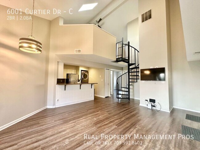 Foto del edificio - Massive condo + garage!  Walk to retail, r...