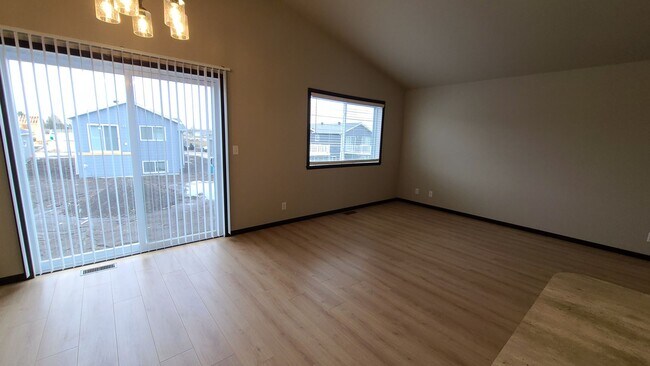 Foto del edificio - Modern 3 Bedroom Home with Garage & Fenced Yard for Rent!