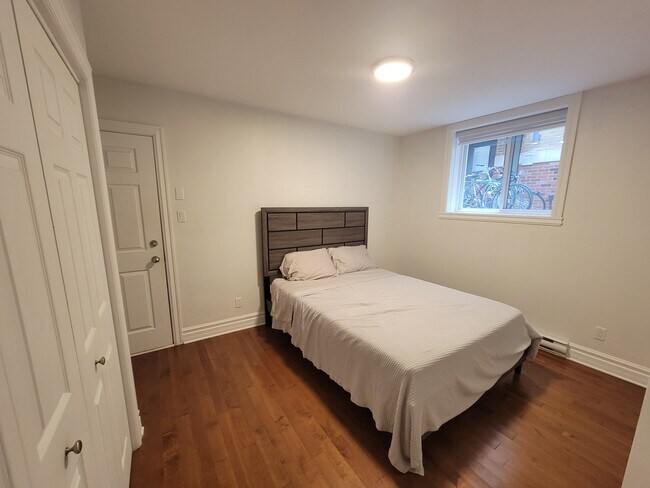 Building Photo - 5466 Av 1Re