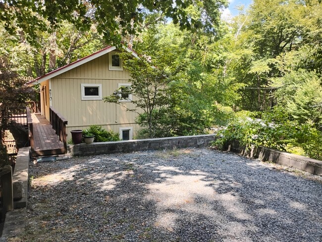 Parking in front of house - 270 River Road 2