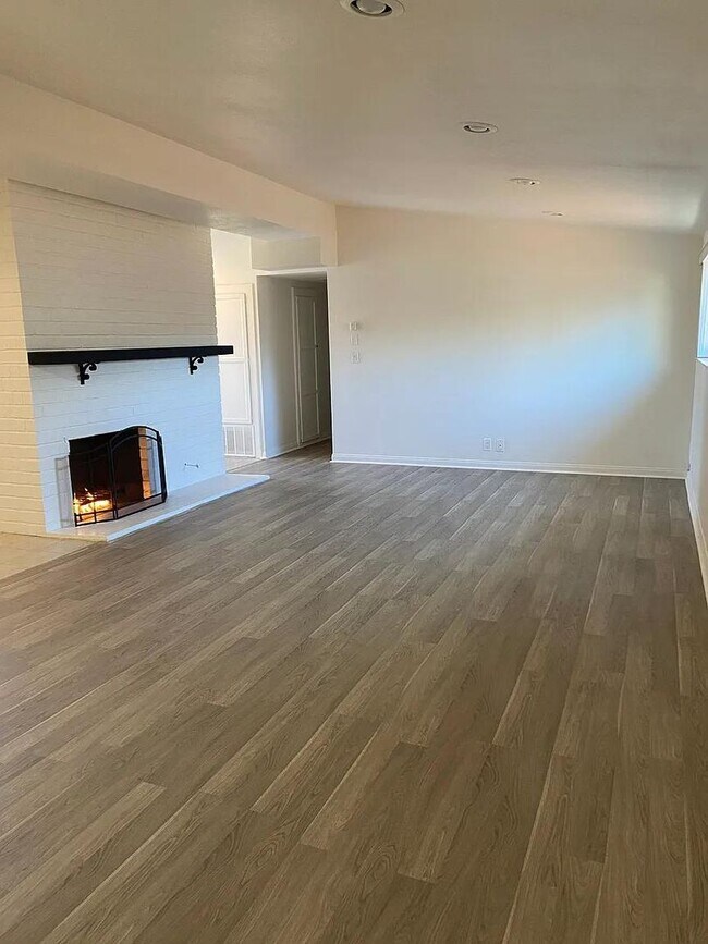 Foto del edificio - Central costa Mesa 5 bdrm home