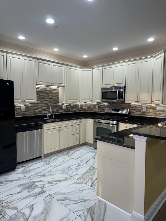 Building Photo - 1115 Balsam Dr