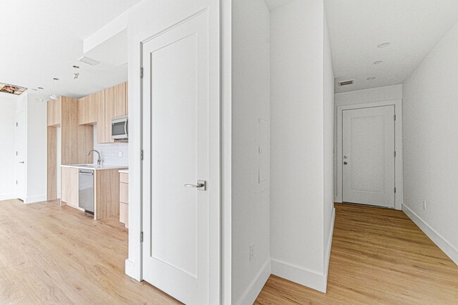 Building Photo - 1035-1037 Commonwealth Ave