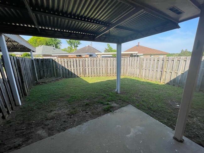 Building Photo - ** 3 Bed 2 Bath patio home located off Woo...