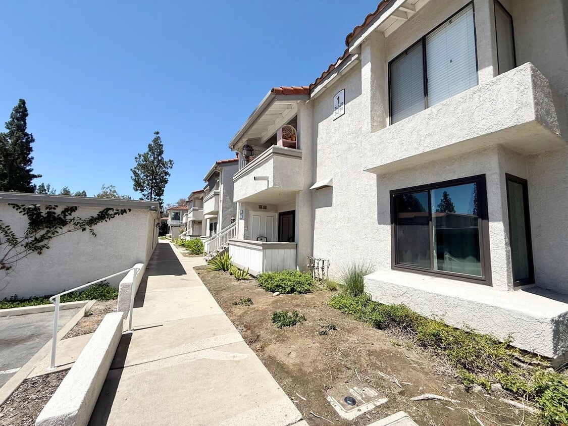 Primary Photo - 1 Bed 1 Bath Unit in desirable Gated Commu...