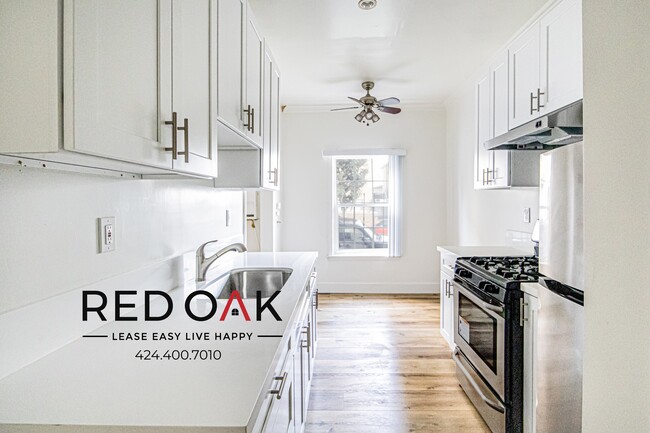 Building Photo - Gorgeous, Charming, Spacious Completely Re...