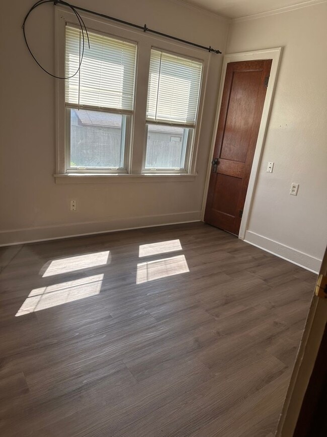 Building Photo - 2 bedroom house