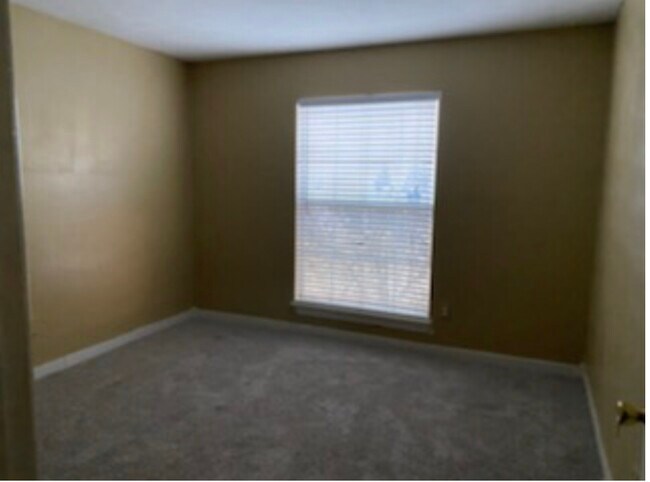 Building Photo - 441 Hillandale Dr